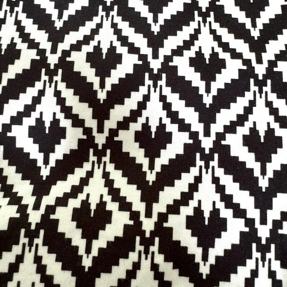 NY & Company L Geometric designed B&W Skort w/belt and side pockets. Flared legs - Picture 8 of 10